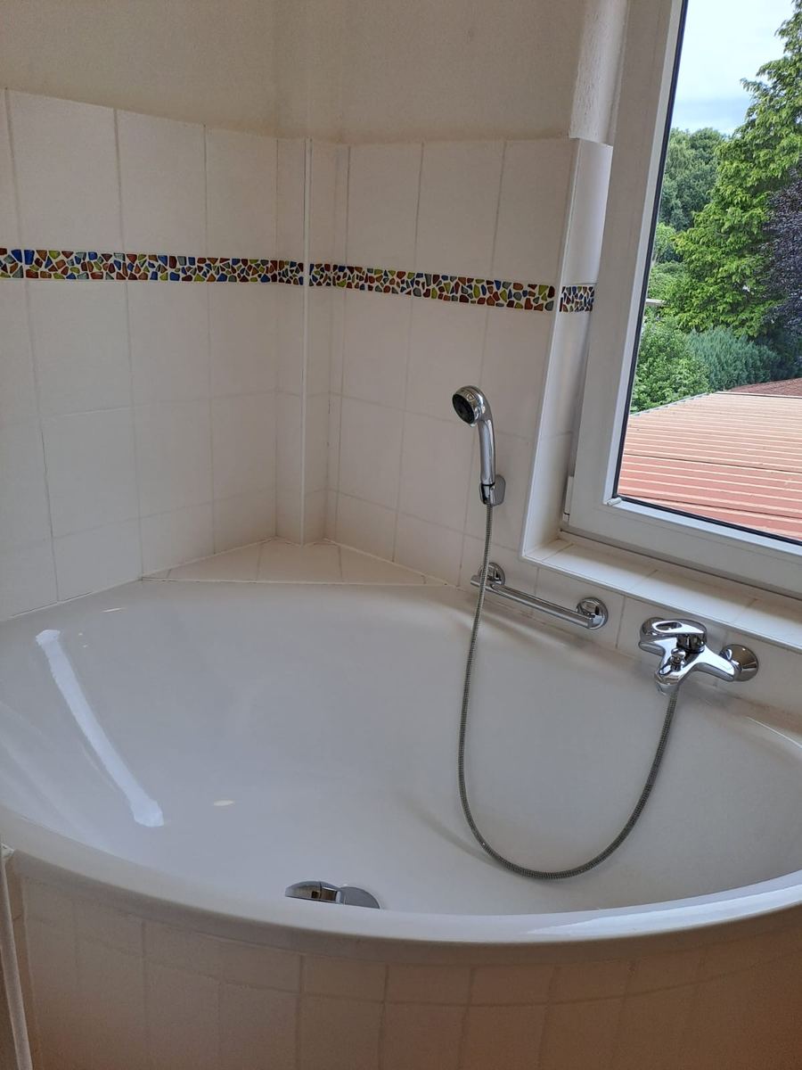 Gereinigte Badewanne nach der Sanitärreinigung