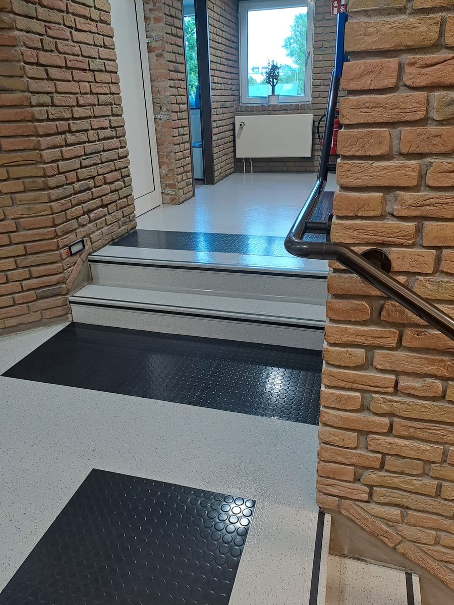 Gereinigter Eingangsbereich mit Treppe