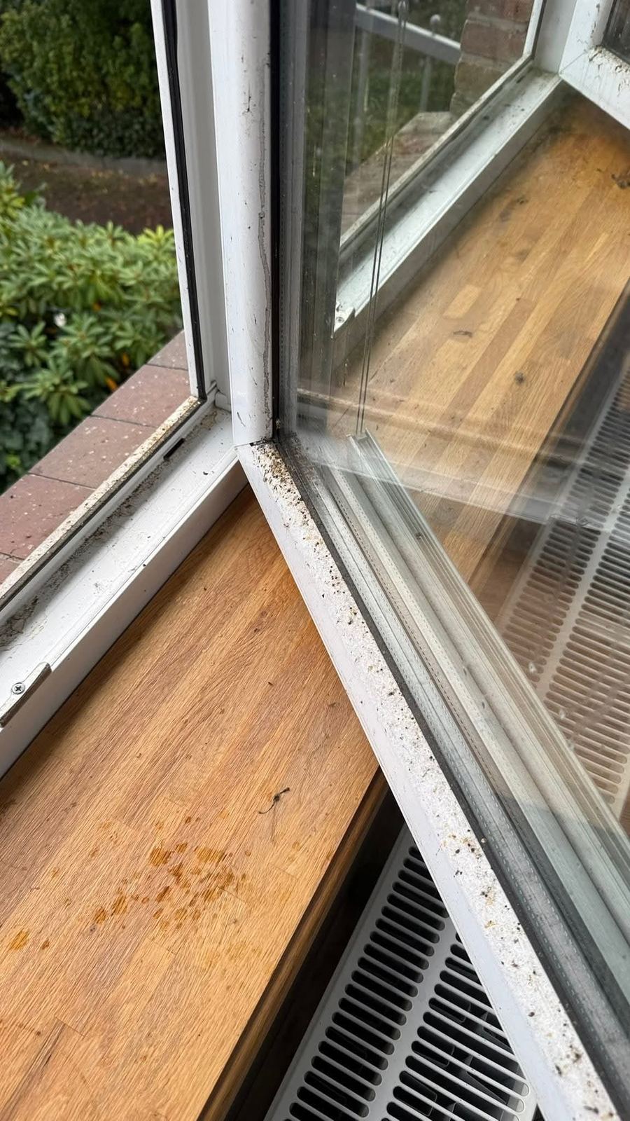 Fenster und Fensterbank vor der Reinigung