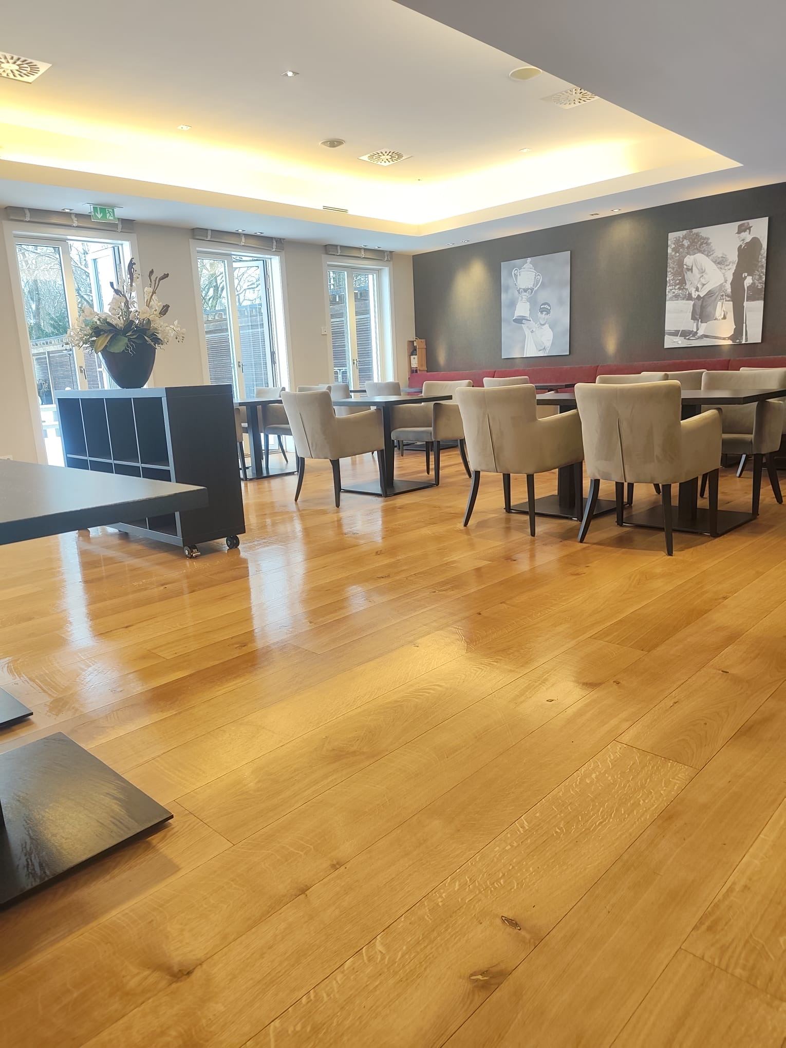 Frisch gereinigter Gastraum eines Restaurants
