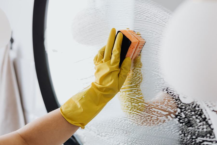 Fensterreinigung mit Schwamm und Reinigungsschaum