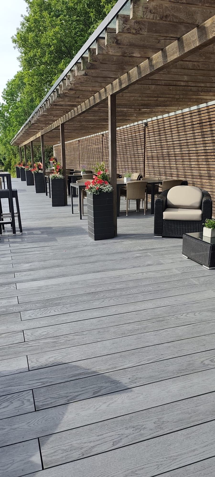 Gereinigte Terrasse eines Gastronomiebetriebs