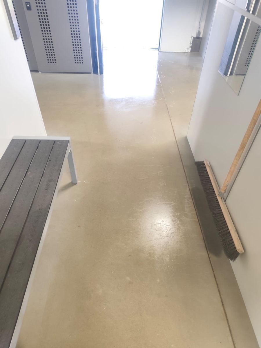 Gereinigter Boden in einem Umkleidebereich